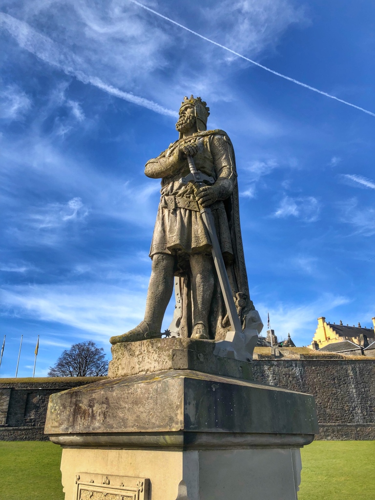 Robert the Bruce, König von Schottland. Er wurde wenige Jahre nach der Schlacht an der Stirling Bridge gekrönt und kämpfte auch mehrmals um diese Burg. Seine Statue steht vor dem Eingang zum Stirling Castle. 